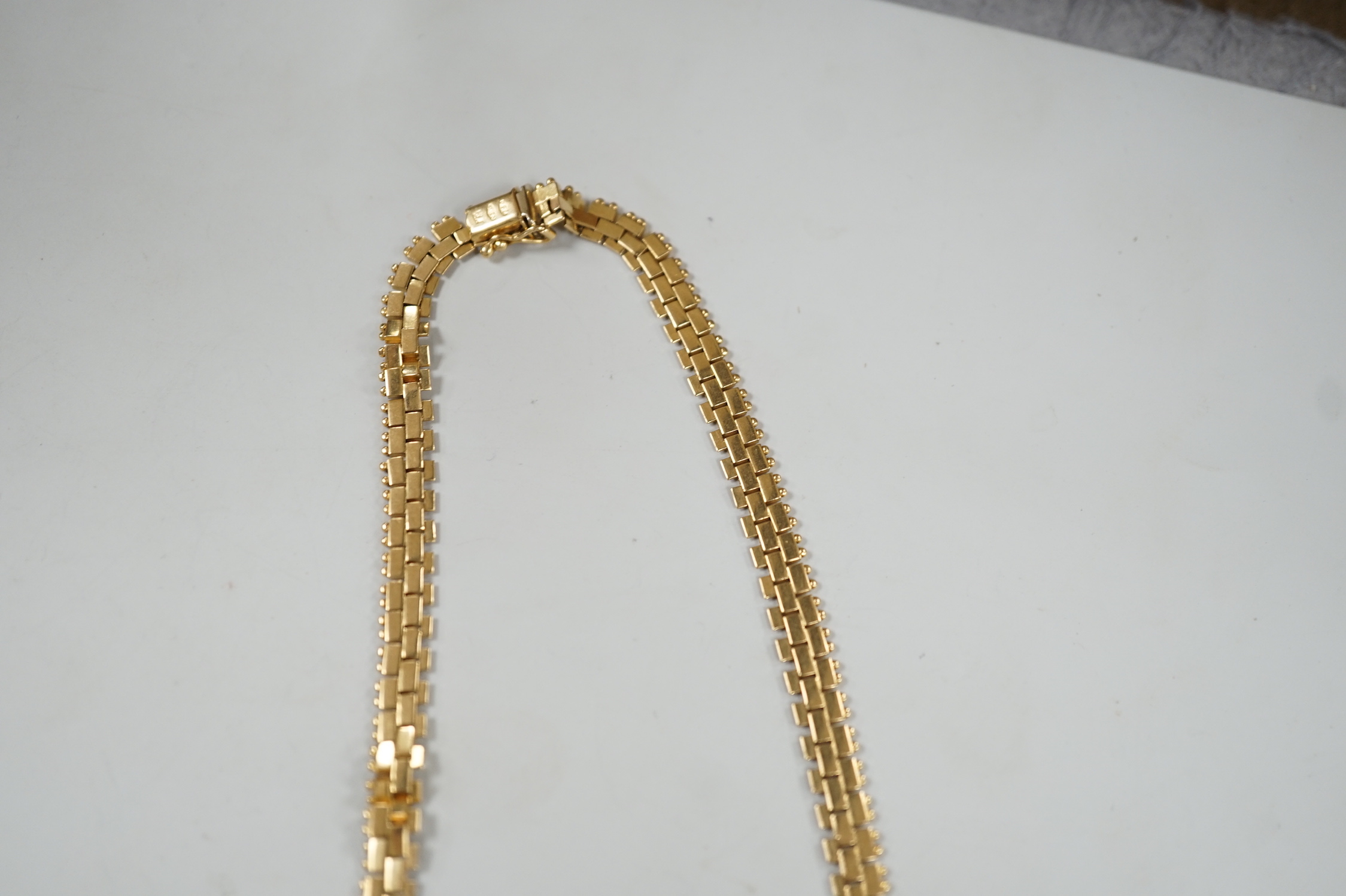 A 20th century Italian 750 yellow metal fringe necklace, 42cm